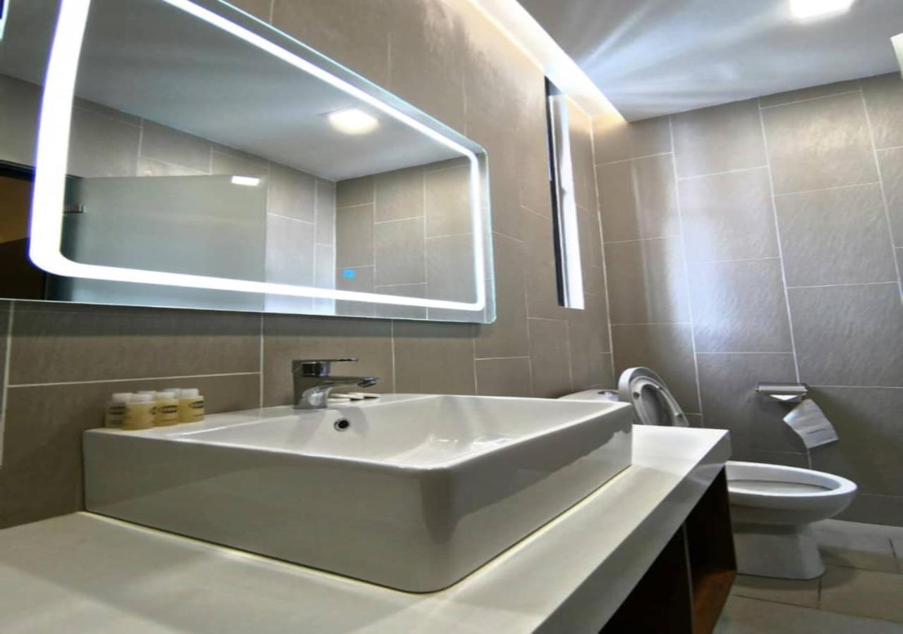 Roxy Hotel Padungan Kuching Exterior foto